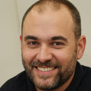 L-TOOLS professional headshot of a smiling man, suitable for corporate or team profile representation.