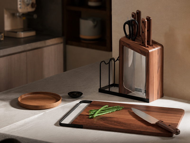 L-TOOLS knife block set with kitchen knives and wooden utensil storage for safe organization.