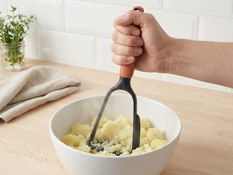 L-TOOLS nylon kitchen utensils for food preparation, stirring, and cooking applications.