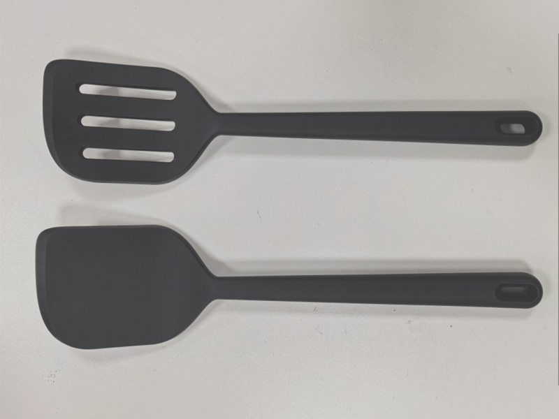 L-TOOLS silicone spatula product design display highlighting flexible and heat-resistant kitchen tools.