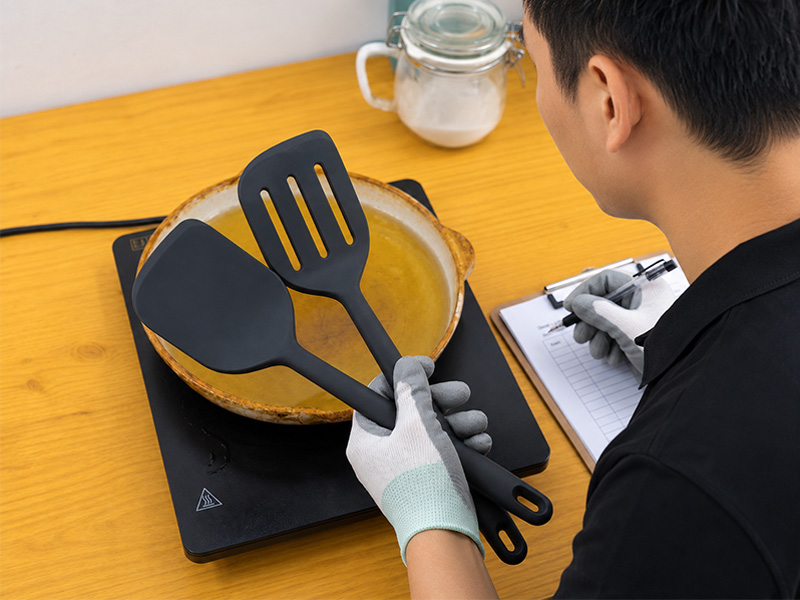 L-TOOLS heat resistance test of silicone kitchen spatulas for product safety and durability.