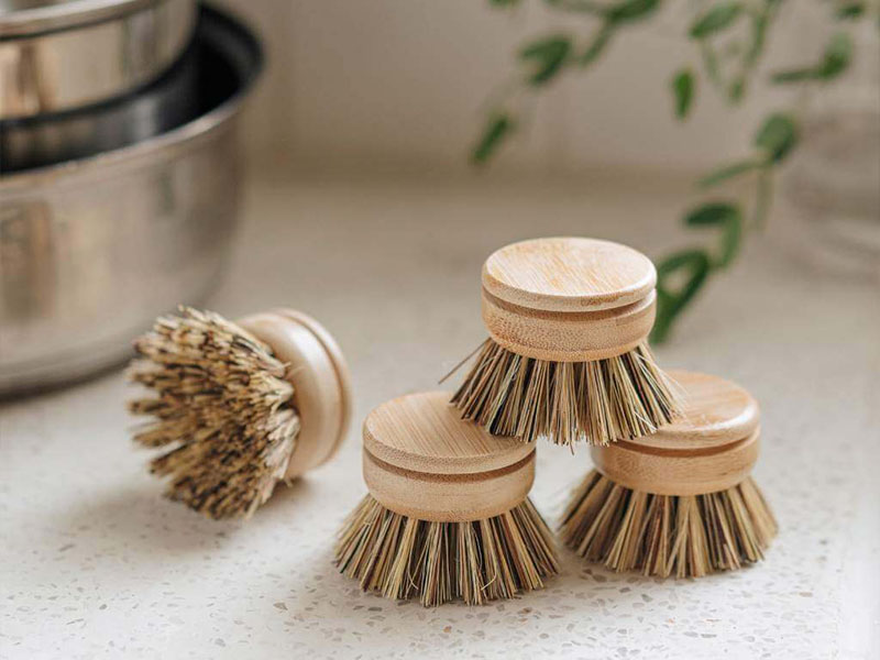 L-TOOLS individual round wooden brush in a sink, showing daily kitchen maintenance.