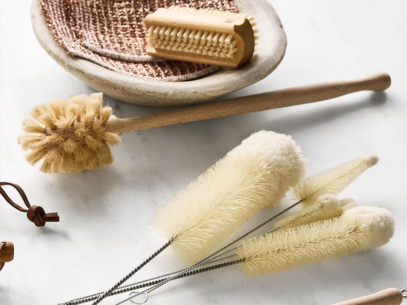 L-TOOLS kitchen brushes and utensils arranged on a counter, highlighting essential cooking tools.